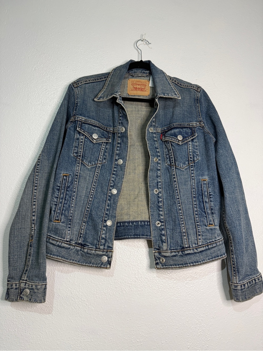 Levi's Blue Washed Denim Jacket. 99% cotton, 1% spandex. Sz M.
